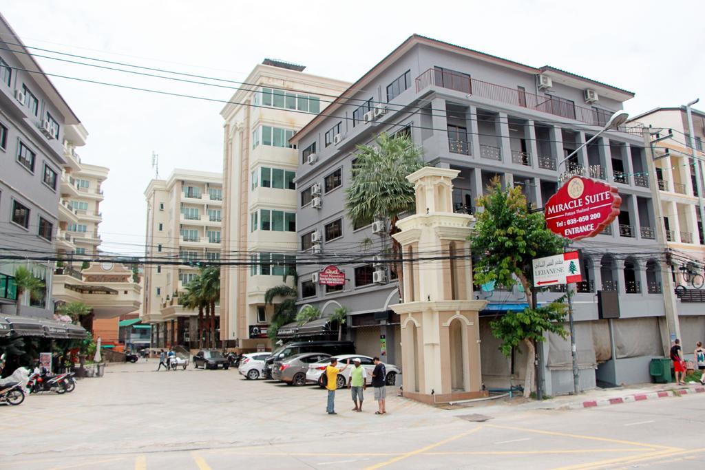 Royal Q & D Suites Pattaya Buitenkant foto