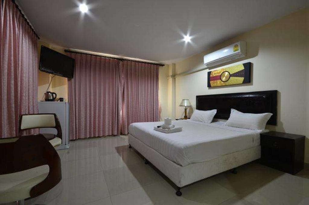Royal Q & D Suites Pattaya Buitenkant foto