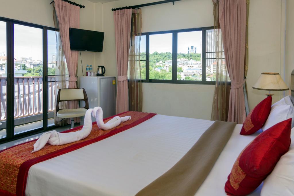 Royal Q & D Suites Pattaya Buitenkant foto