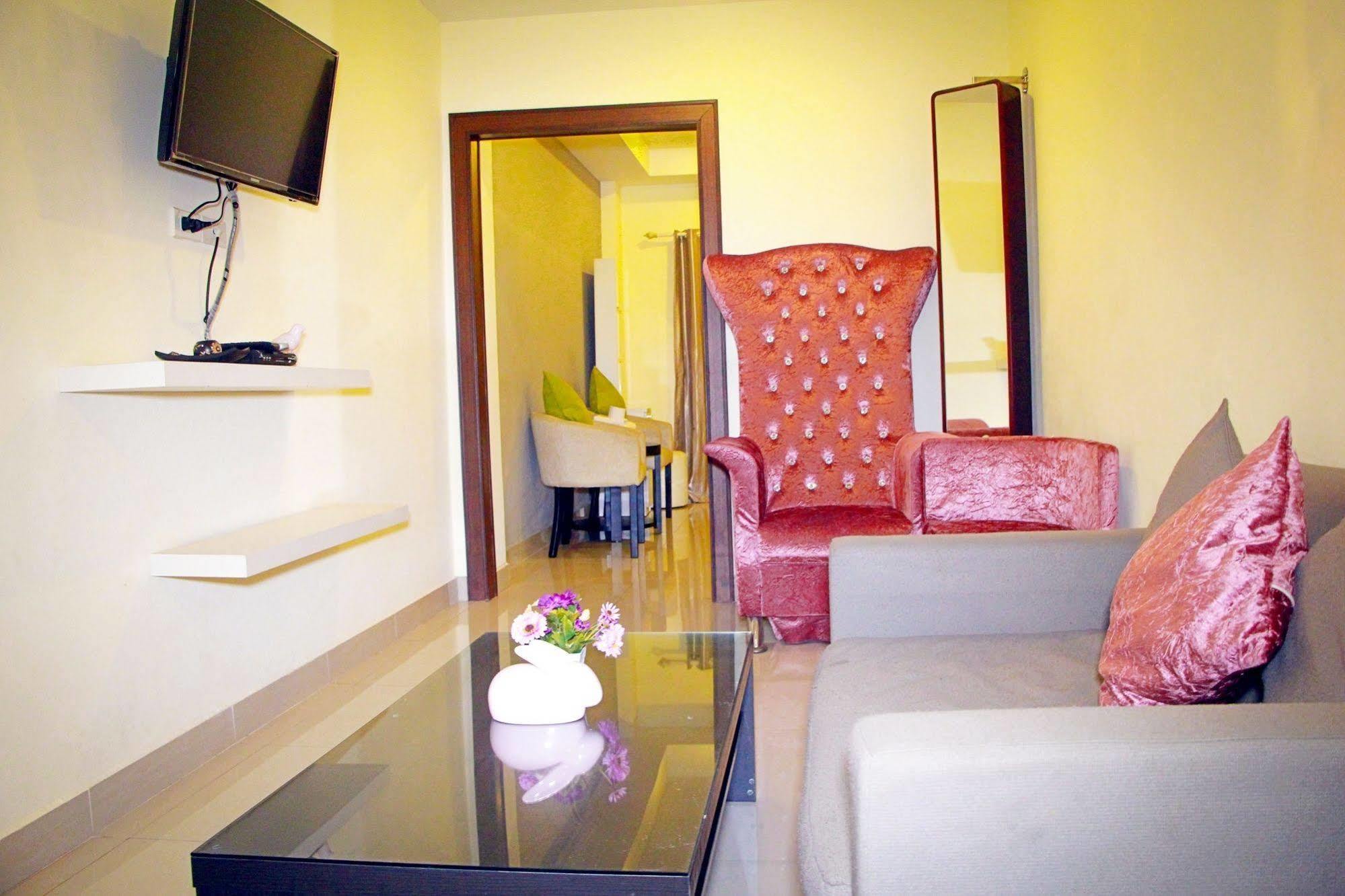 Royal Q & D Suites Pattaya Buitenkant foto