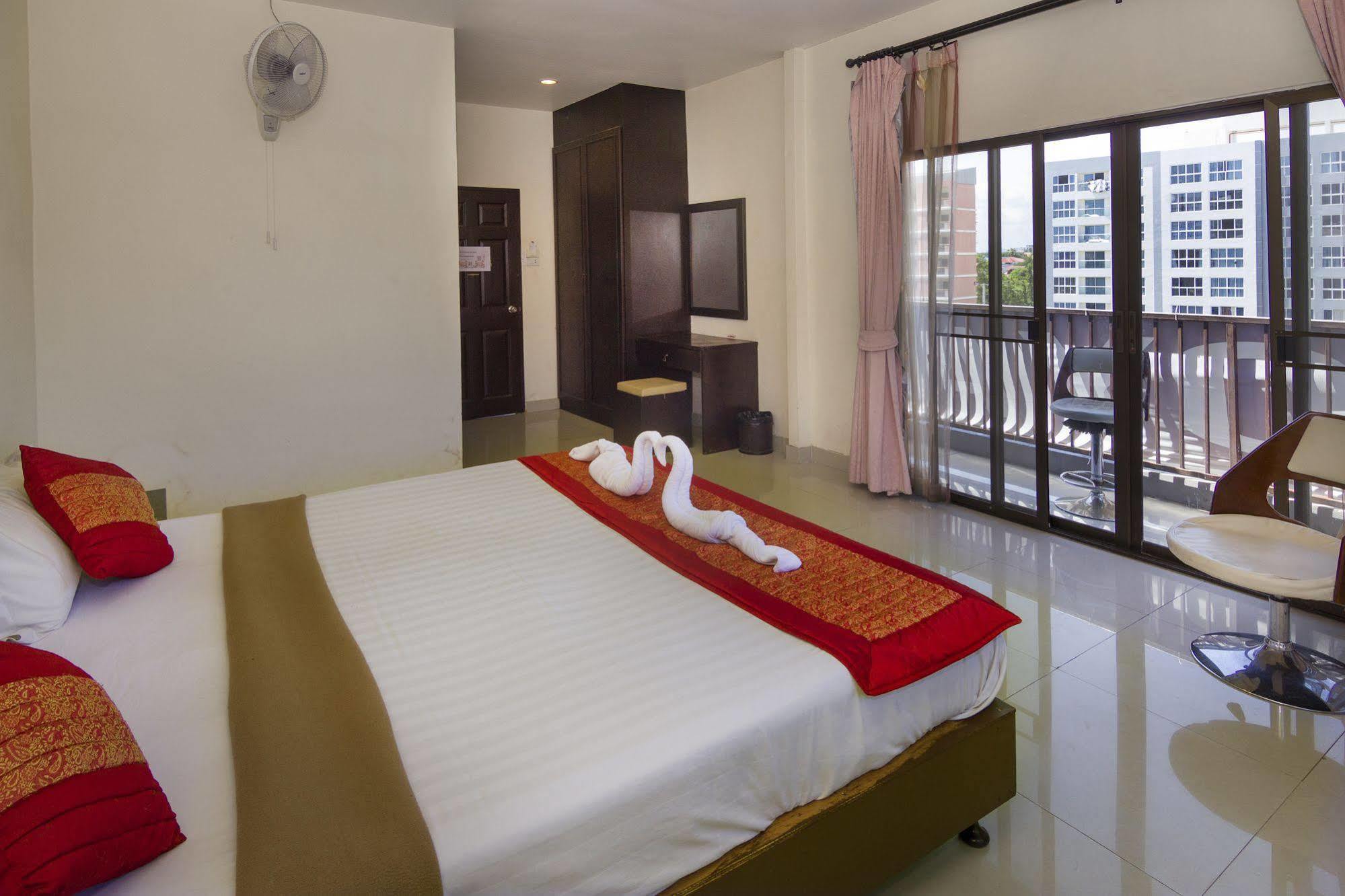 Royal Q & D Suites Pattaya Buitenkant foto