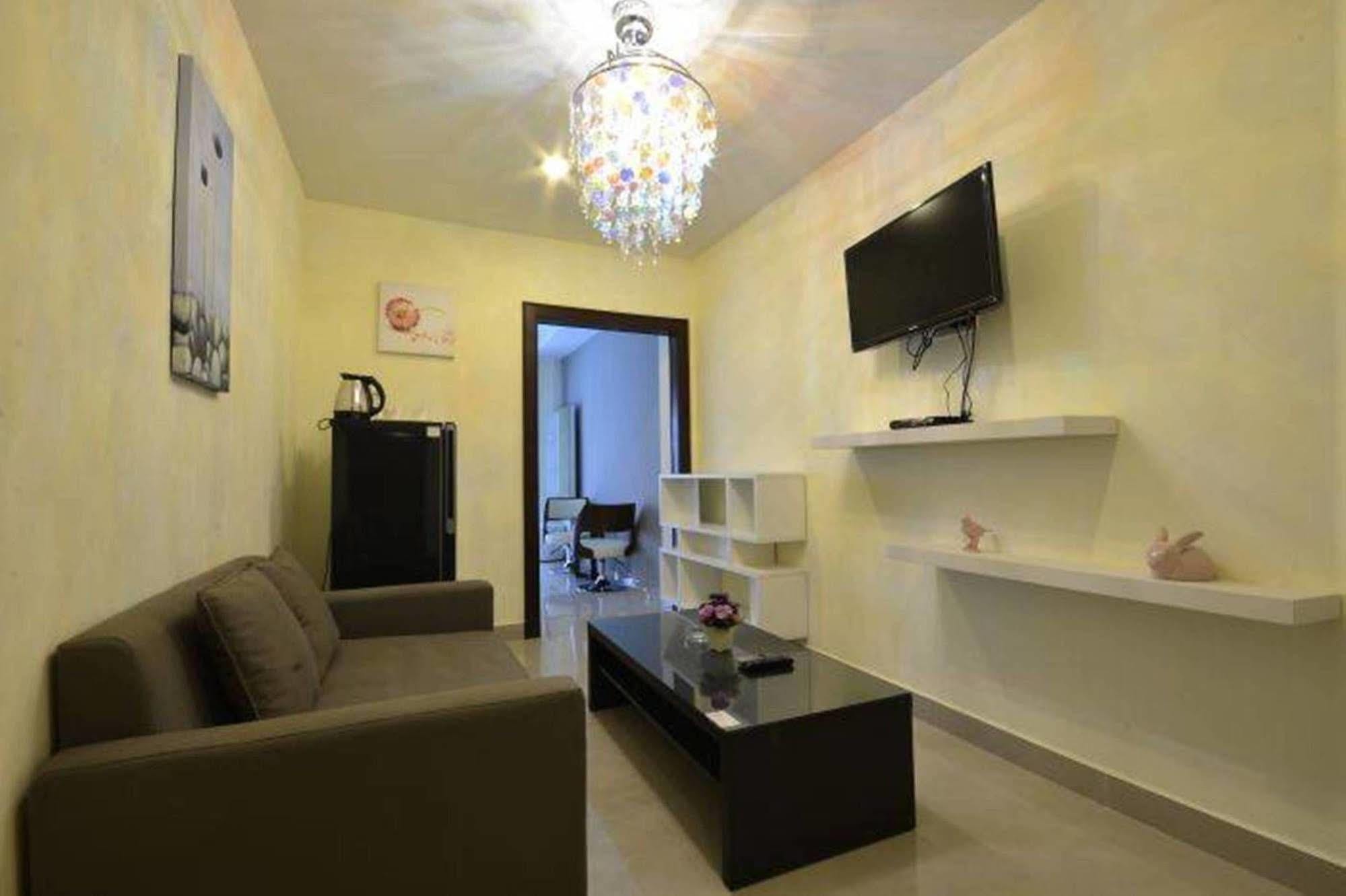 Royal Q & D Suites Pattaya Buitenkant foto