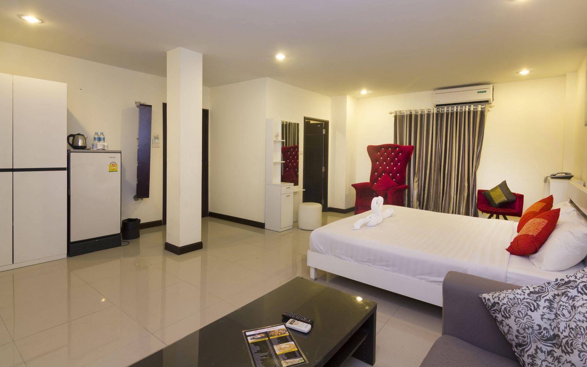 Royal Q & D Suites Pattaya Buitenkant foto