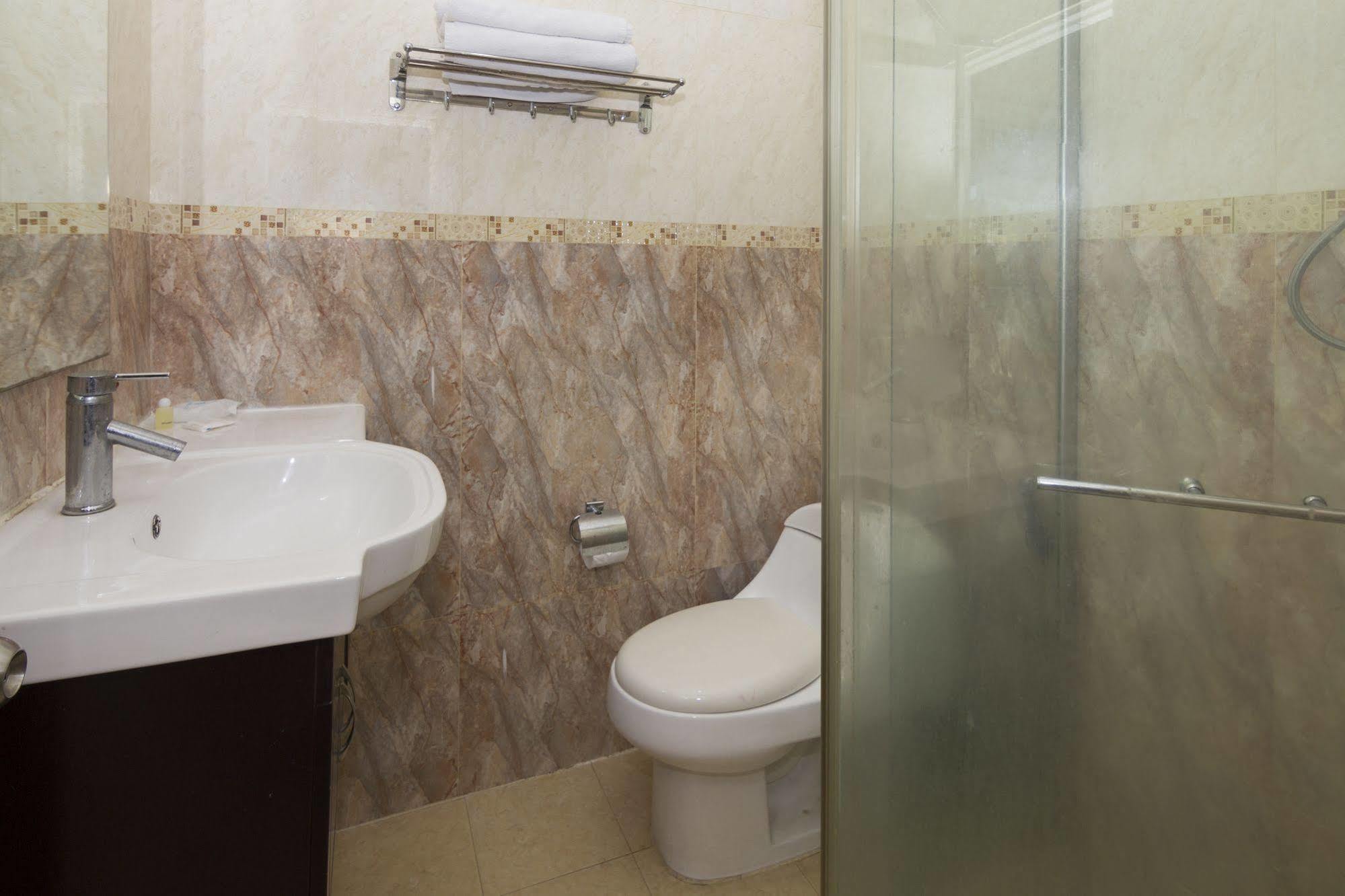 Royal Q & D Suites Pattaya Buitenkant foto
