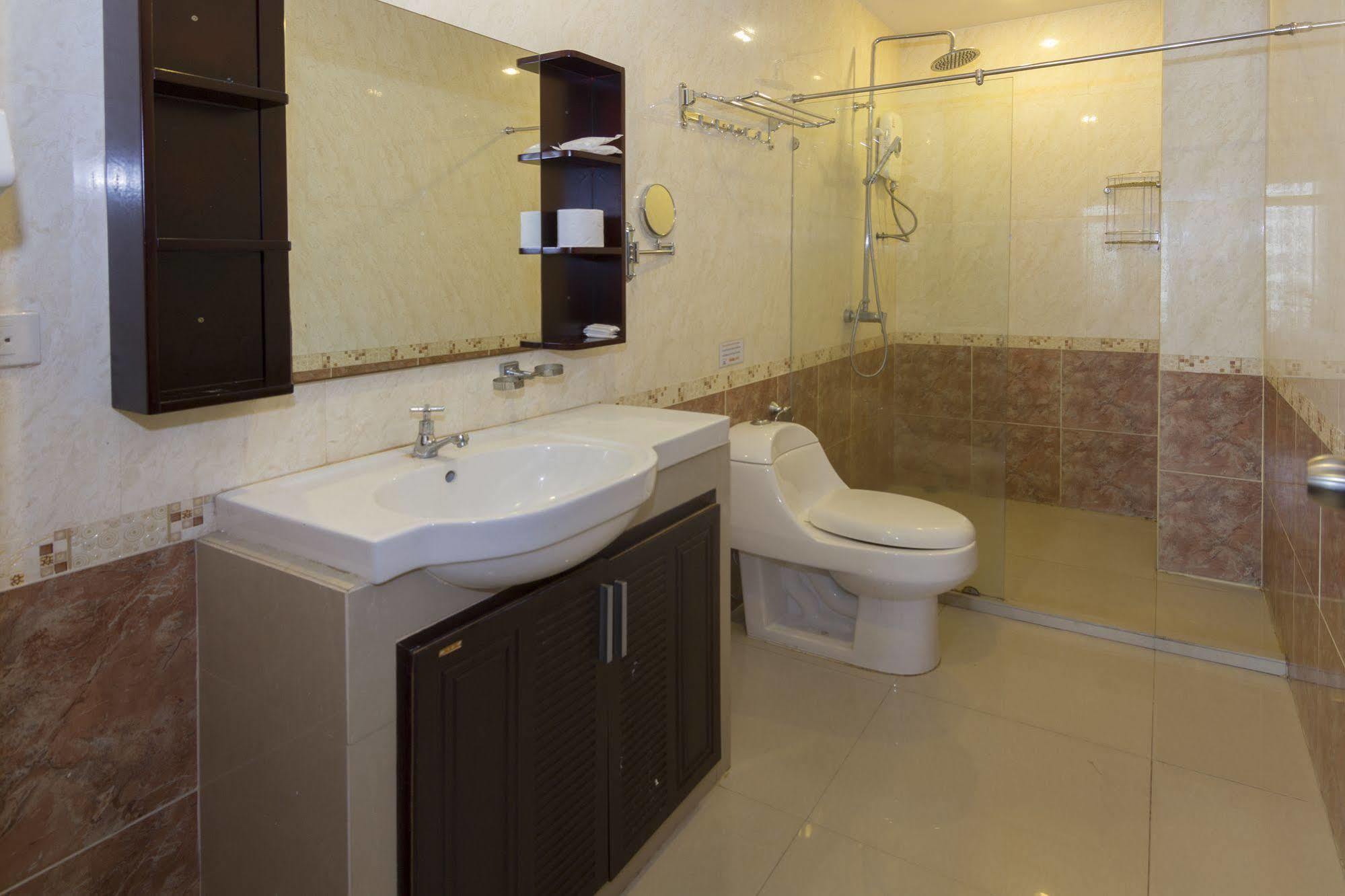 Royal Q & D Suites Pattaya Buitenkant foto