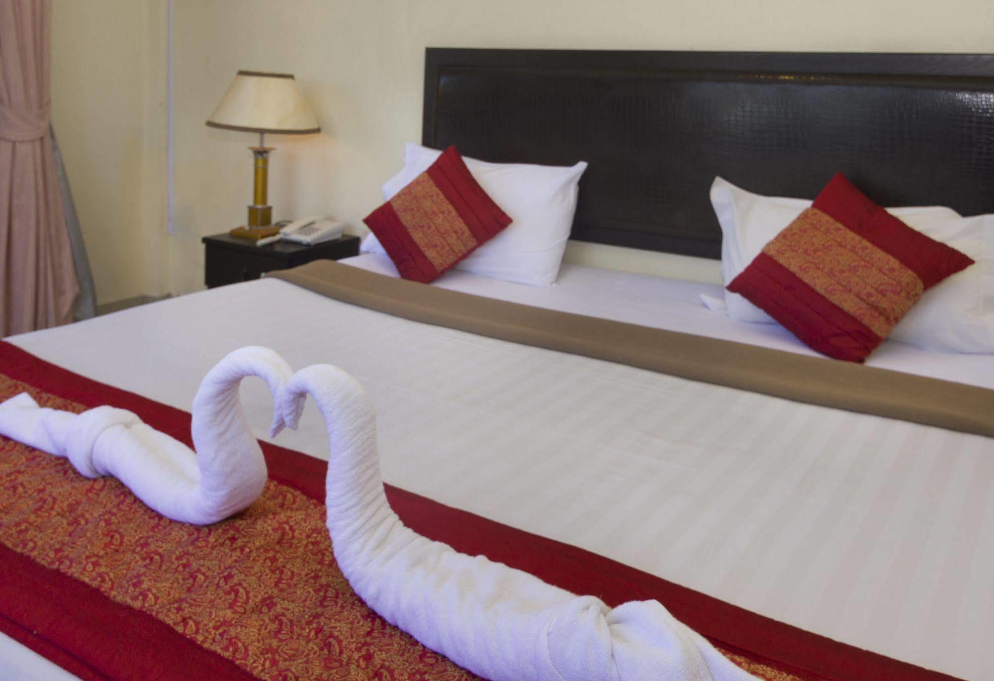 Royal Q & D Suites Pattaya Buitenkant foto