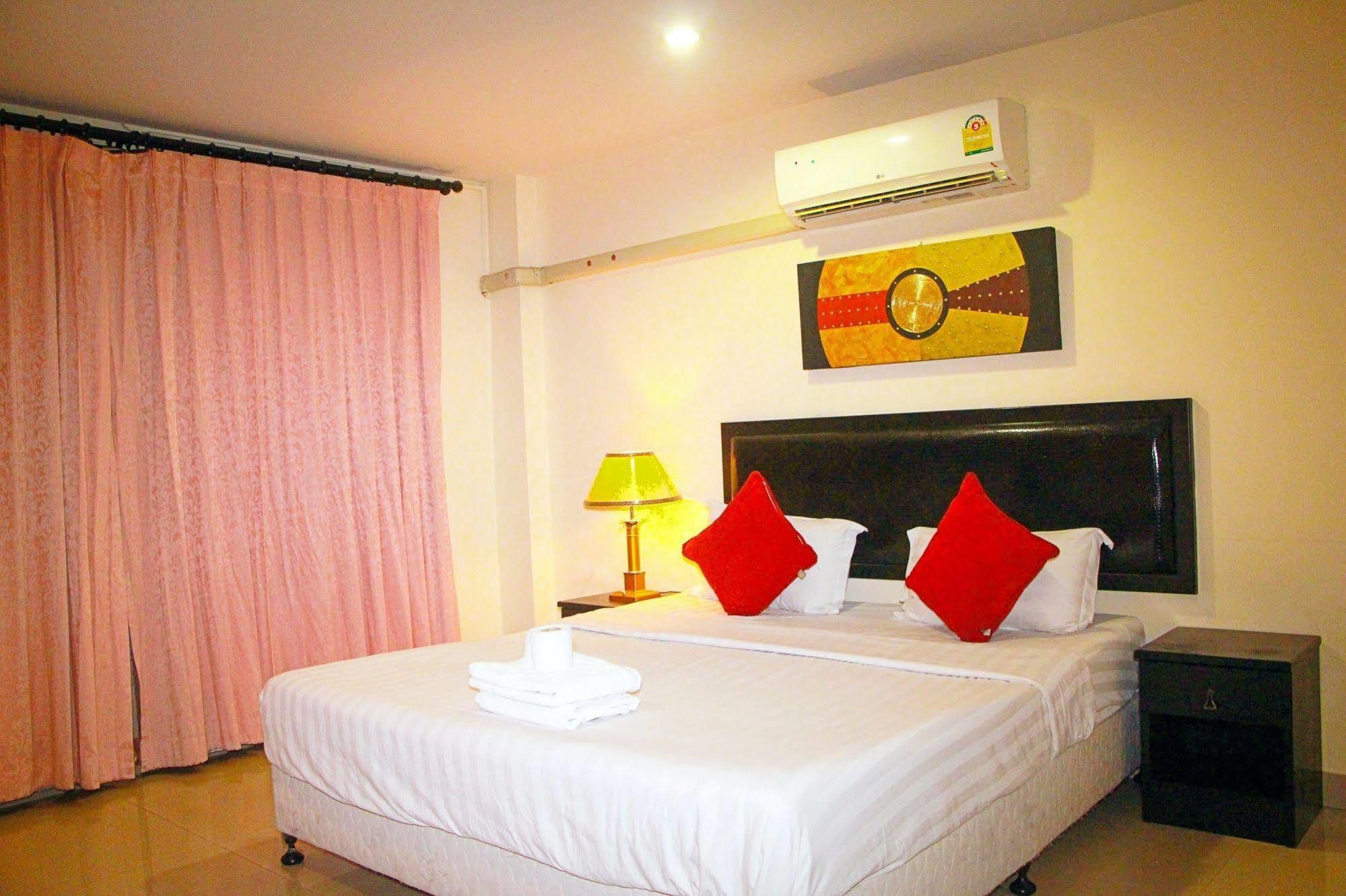 Royal Q & D Suites Pattaya Buitenkant foto