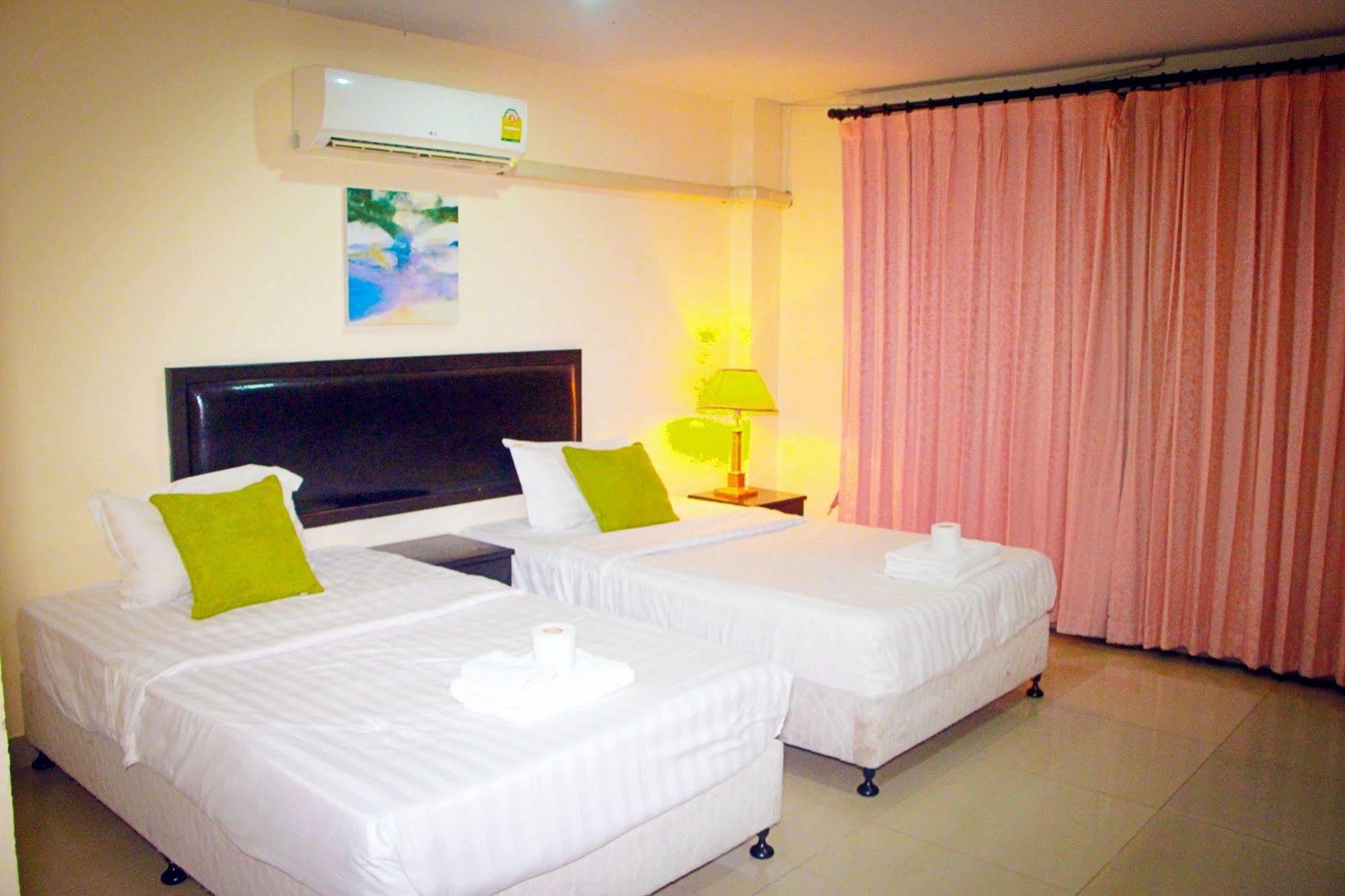 Royal Q & D Suites Pattaya Buitenkant foto