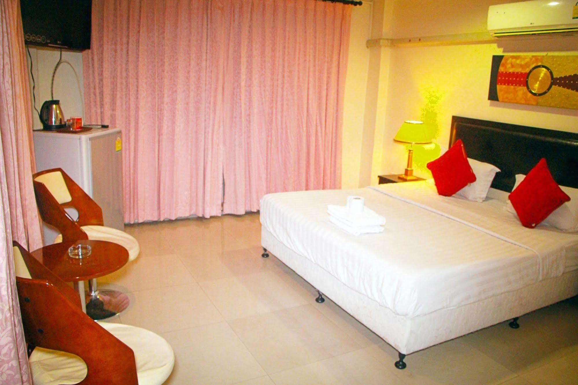 Royal Q & D Suites Pattaya Buitenkant foto