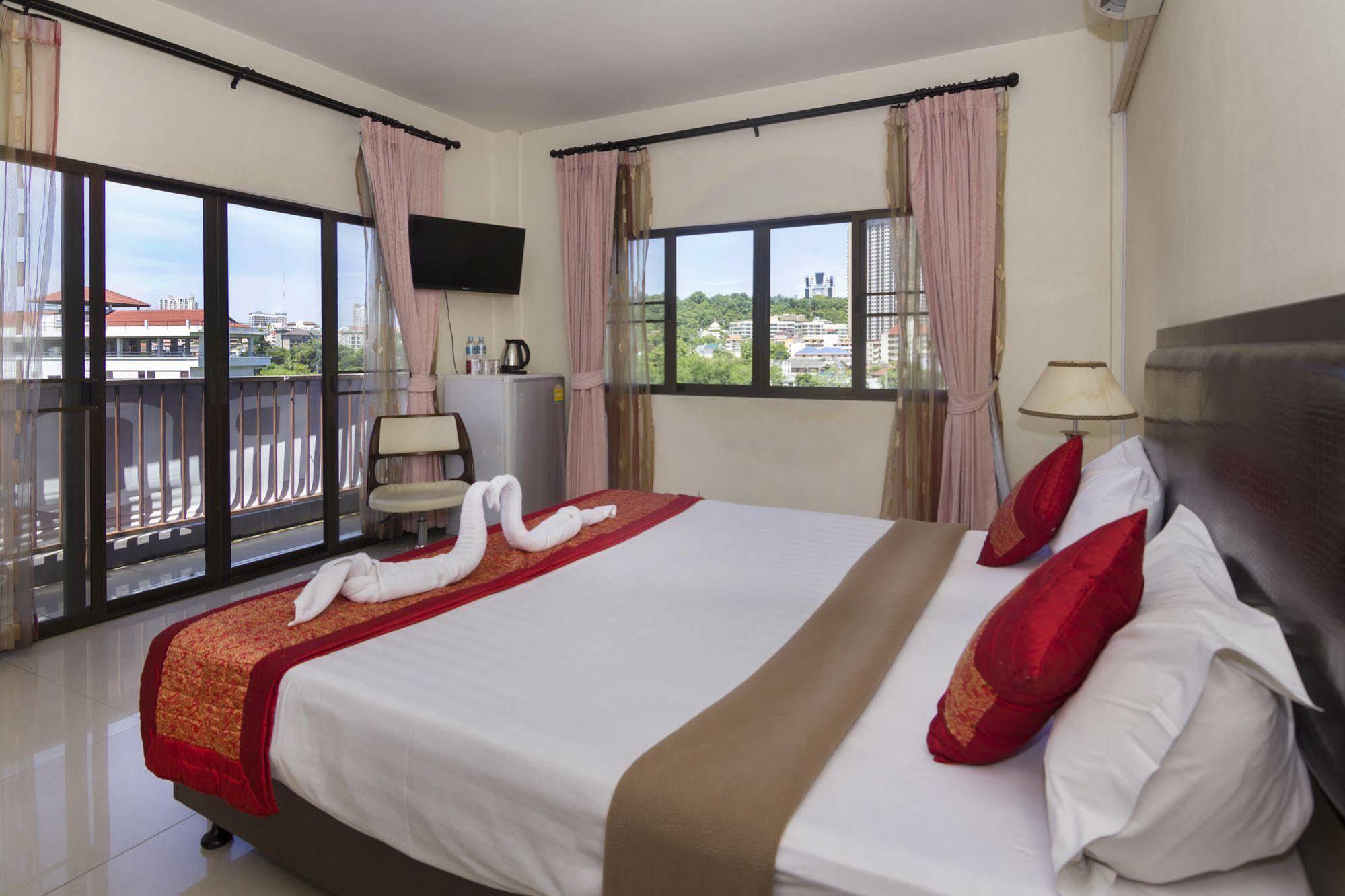 Royal Q & D Suites Pattaya Buitenkant foto