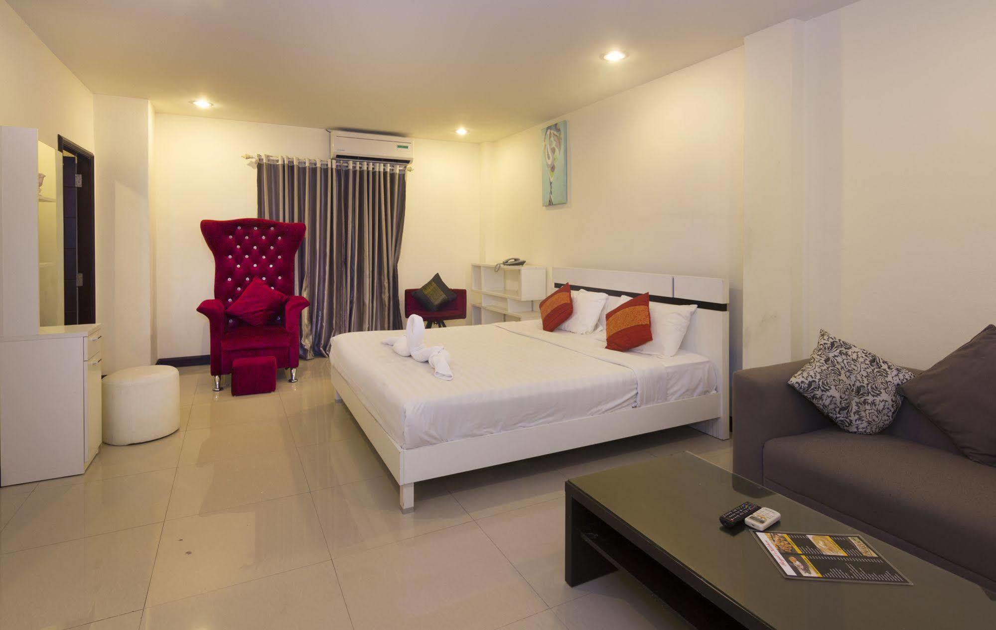 Royal Q & D Suites Pattaya Buitenkant foto