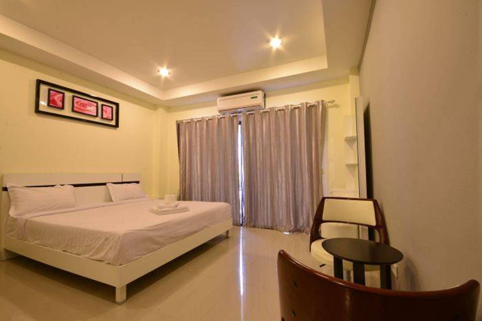 Royal Q & D Suites Pattaya Buitenkant foto