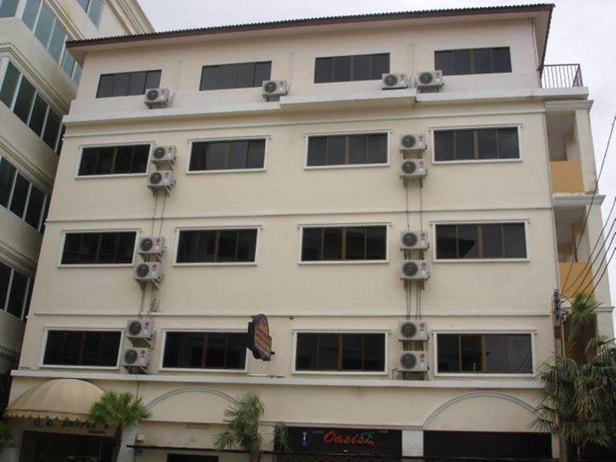 Royal Q & D Suites Pattaya Buitenkant foto